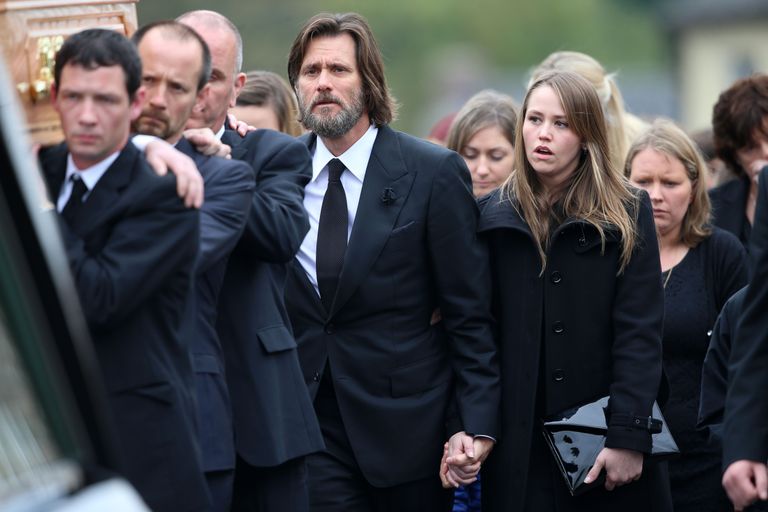 Джим Керри на похоронах возлюбленной. Фото: Scanpix/PA Images