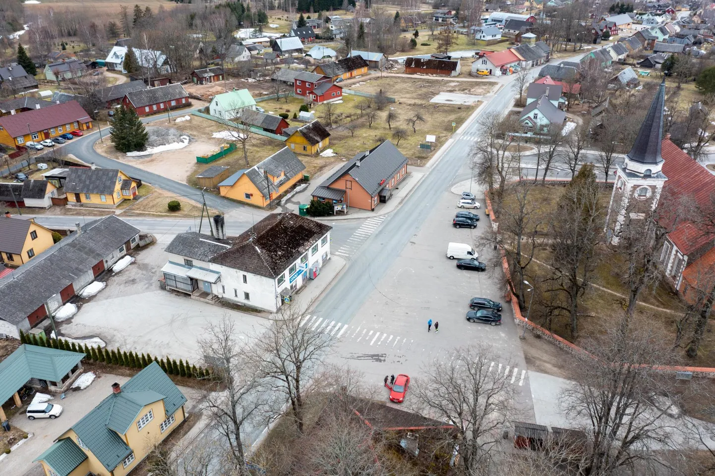 Mootorsõidukimaksu eesmärk on suunata inimesi kasutama vähem saastavamaid sõidukeid. Fotol parkla Kanepis.