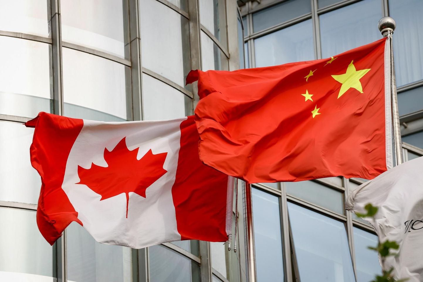 Kanada ja Hiina lipud.