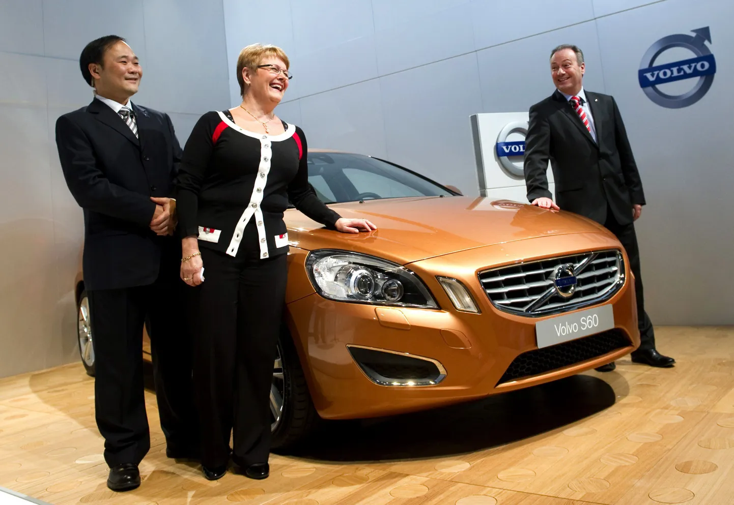 Zhejiang Geely Holding Groupi juht Li Shufu (vasakul), Rootsi ettevõtluseminister Maud Olofsson (keskel) ja Volvo Cars tegevjuht Stephen Odell seisavad Volvo S60 kõrval.
