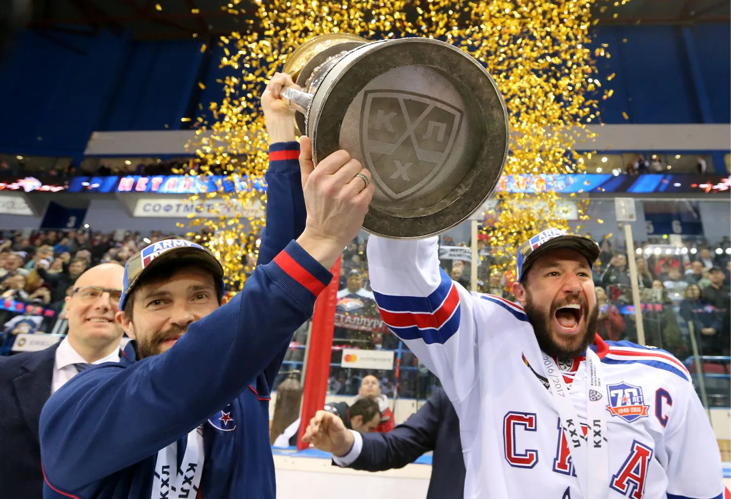 Peterburi SKA mängija Pavel Datsyuk (vasakul) ning meeskonna legendaarne kapten Ilja Kovaltšuk Gagarini karikaga.