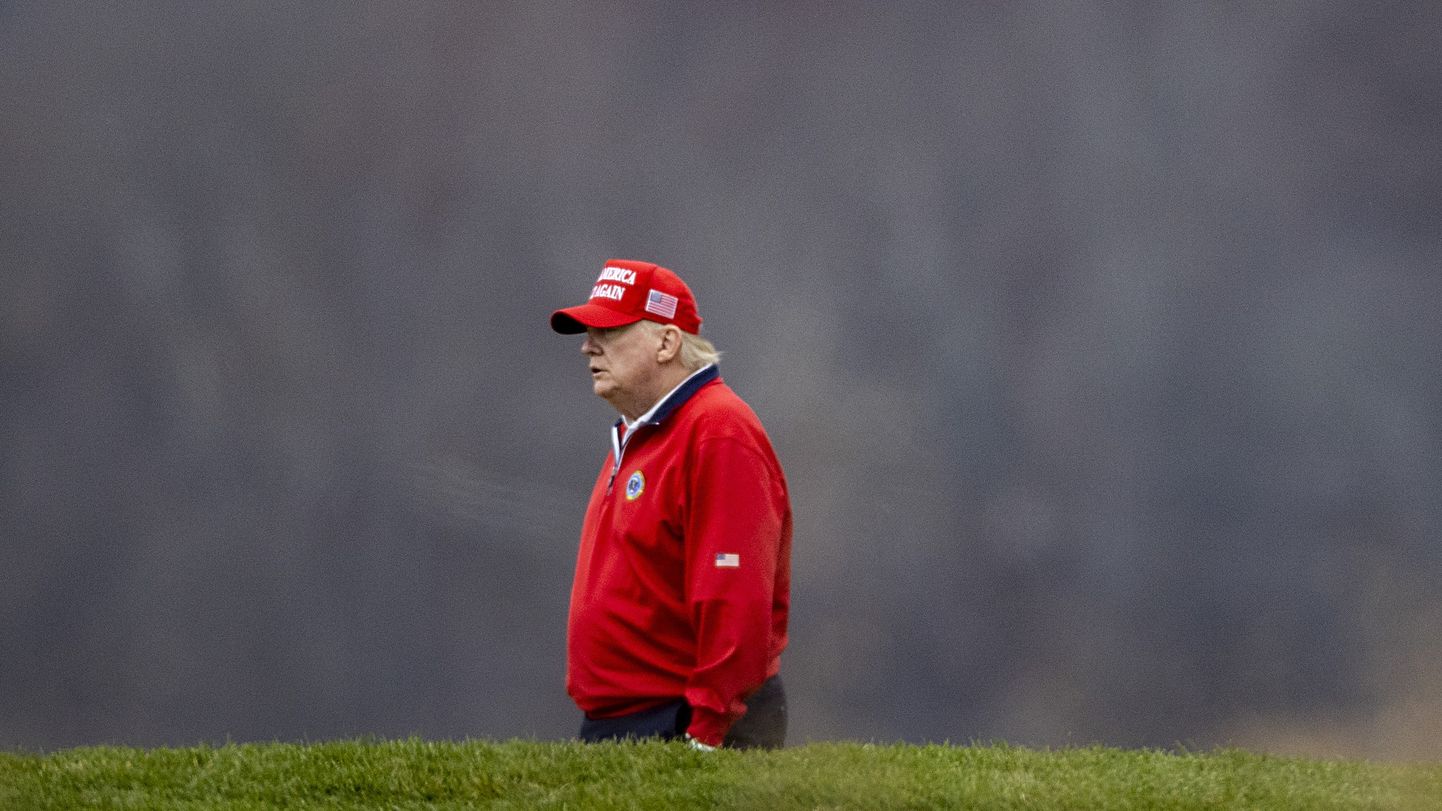USA president Donald Trump golfi mängimas.