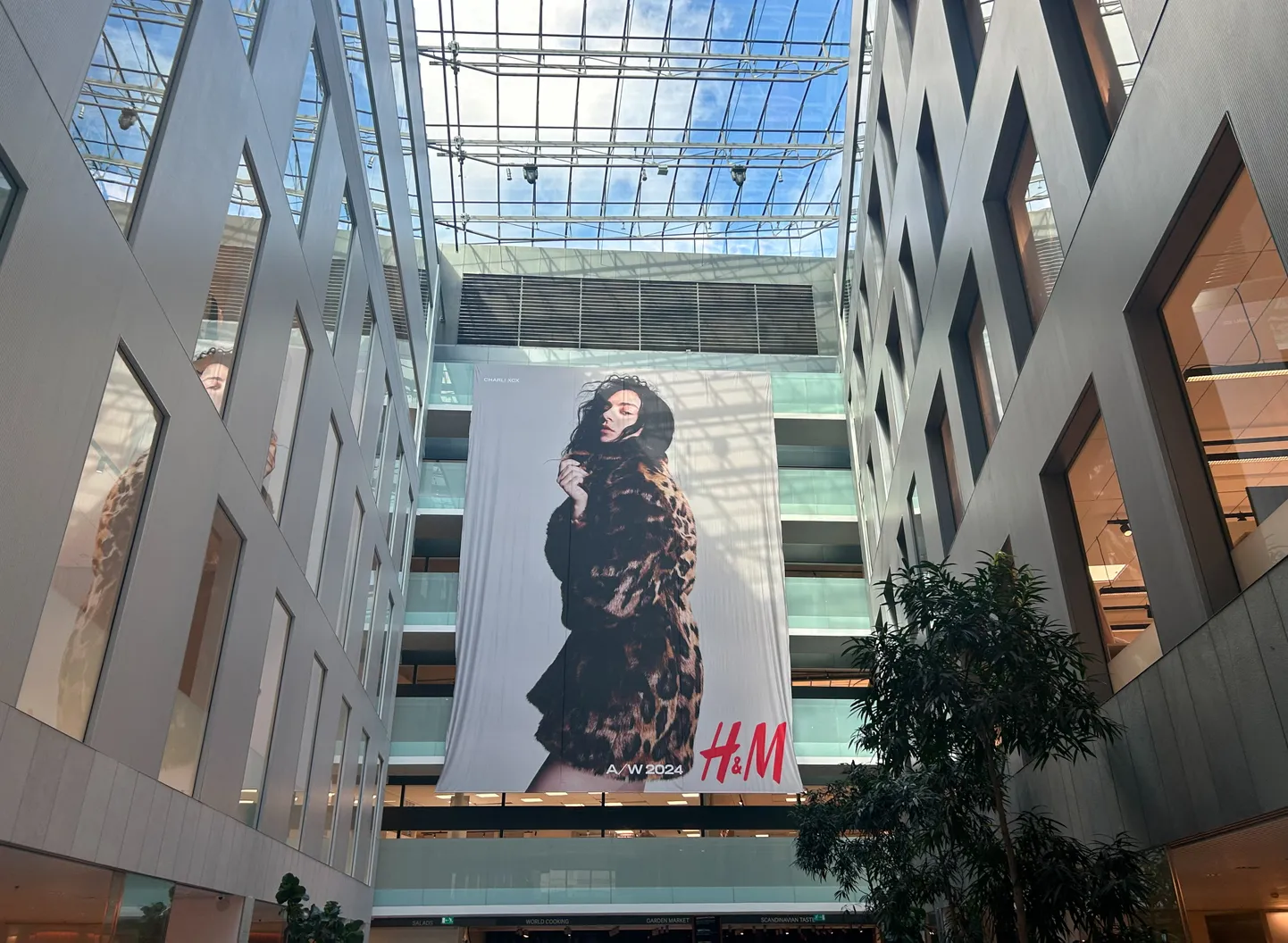 Sügis/talvise kollektsiooni tutvustamiseks mõeldud eklaami keskmes on popstaar Charli XCX. Moekaubamaja peakorteris Stockholmis, Rootsis, 26. septembril 2024