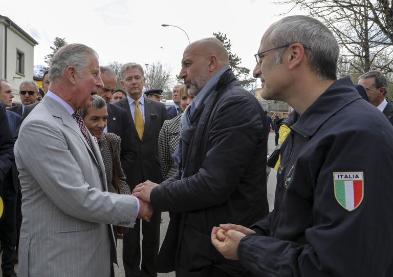 Briti prints Charles kätlemas Amatrice linnapea Sergio Pirozziga / Reuters/AFP/AP/SCANPIX
