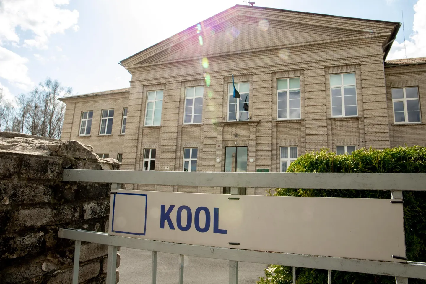 Tootsi koolimaja katus on niivõrd läbi, et vajab kindlasti vahetust.