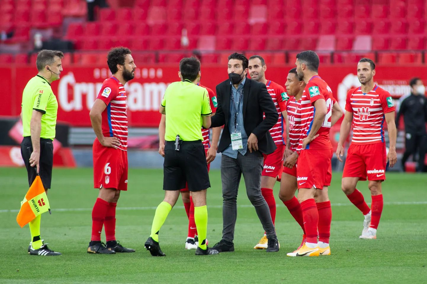 Granada mängijad kohtunikuga vaidlemas.