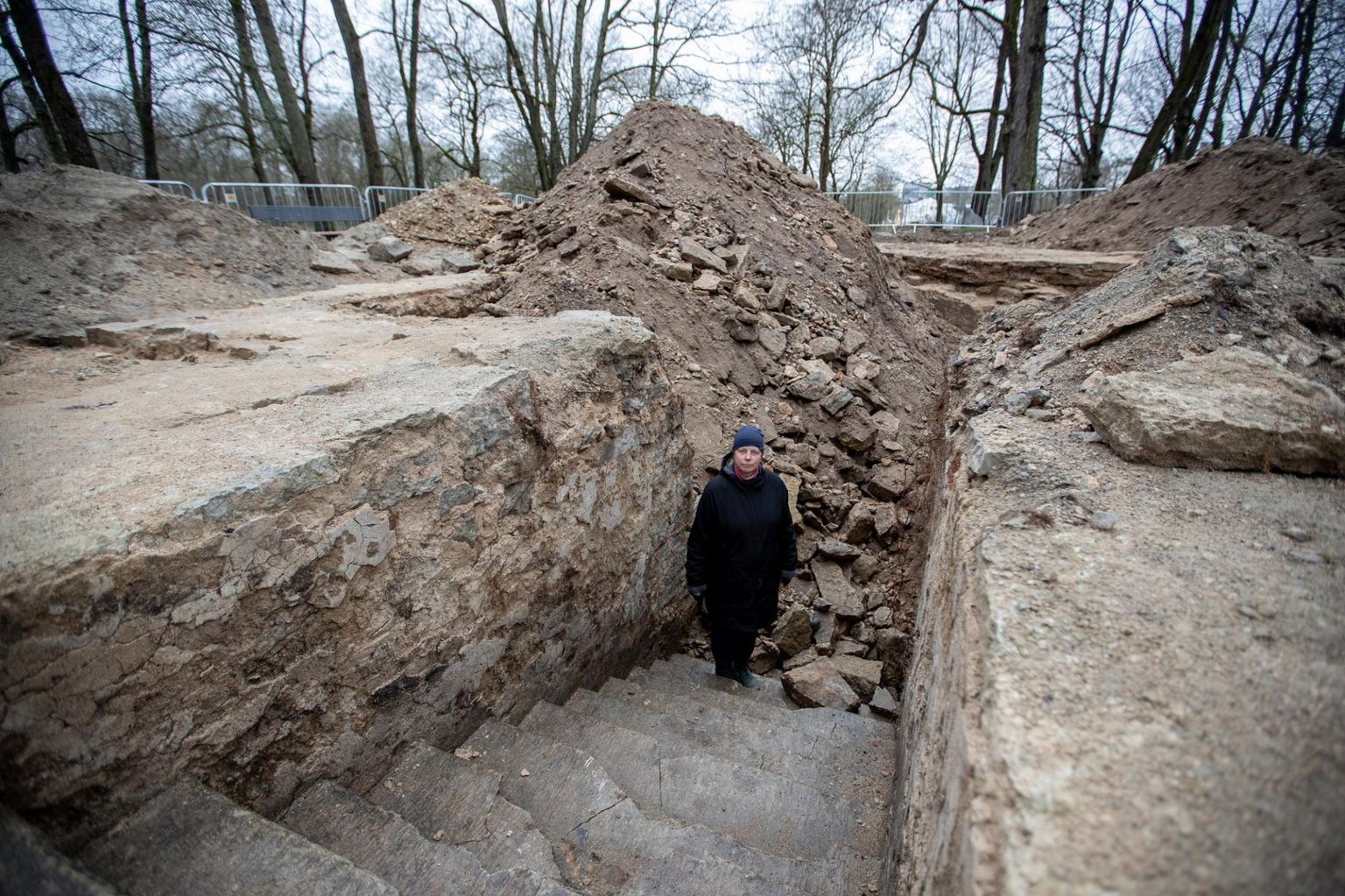 Arheoloog Gurly Vedru Poolamäe kabeli krüpti viival trepil.