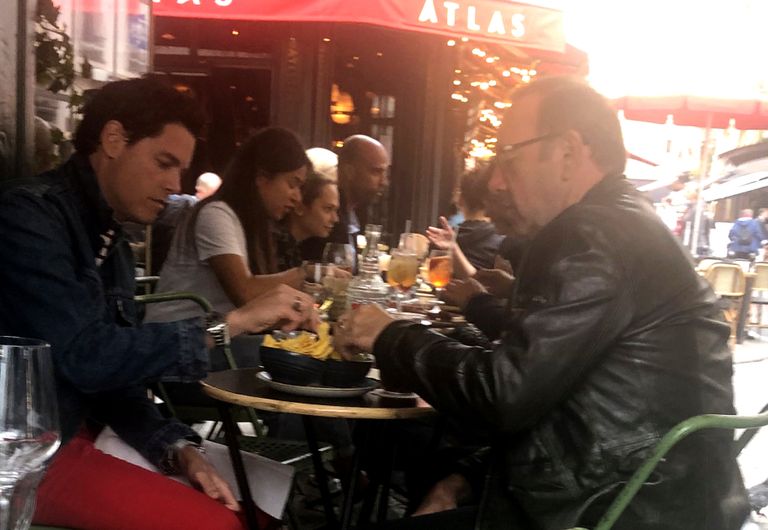 Kevin Spacey ja ta kaaslane ühes Pariisi kohvikus