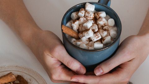 Lõbus üllatusmunast tehtud šokolaadijook vahukommipommiga