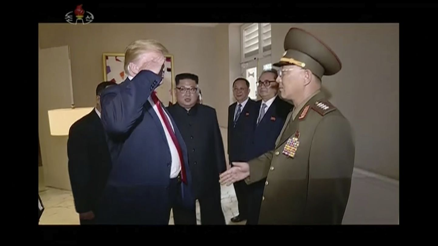 USA president Donald Trump saluteerimas Singapuris Põhja-Korea relvajõudude ministrile No Kwang-cholile videos, mille avaldas Põhja-Korea riigimeedia.