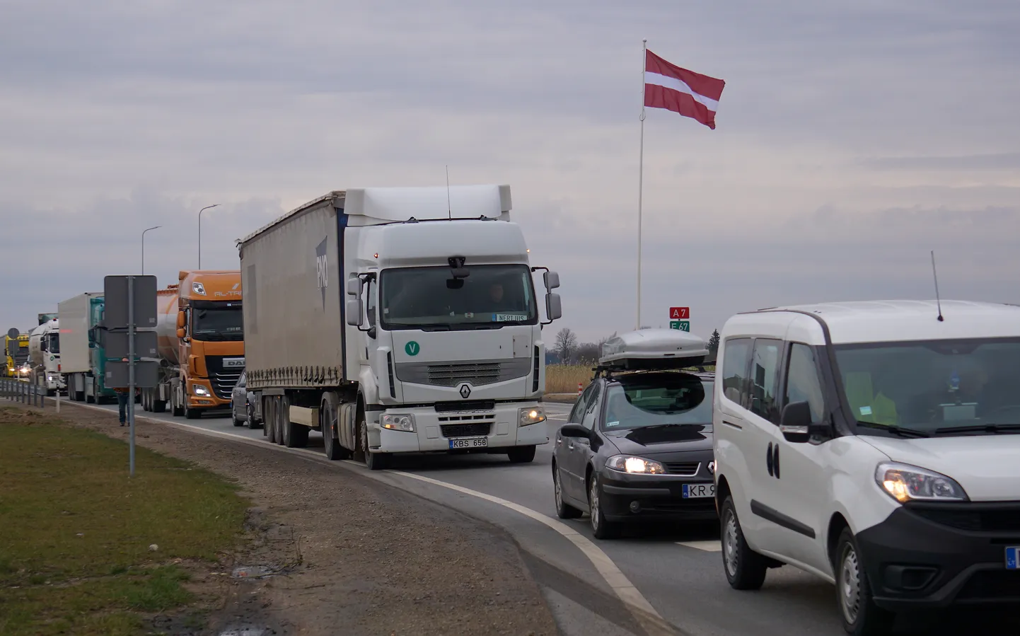 Automašīnu rinda uz Latvijas-Lietuvas robežas.