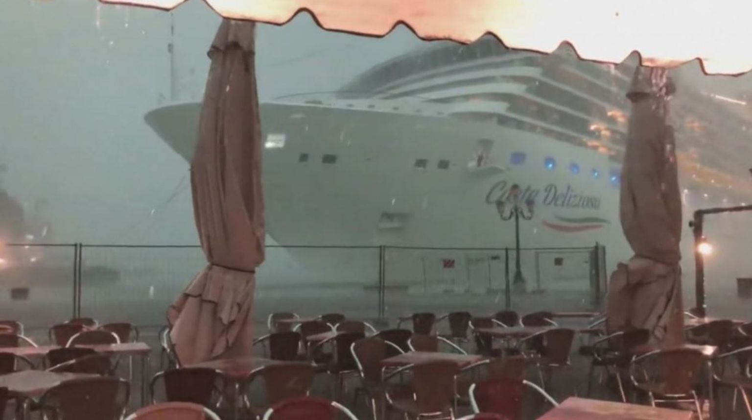 В Венеции круизный лайнер чуть не врезался в прибрежное кафе