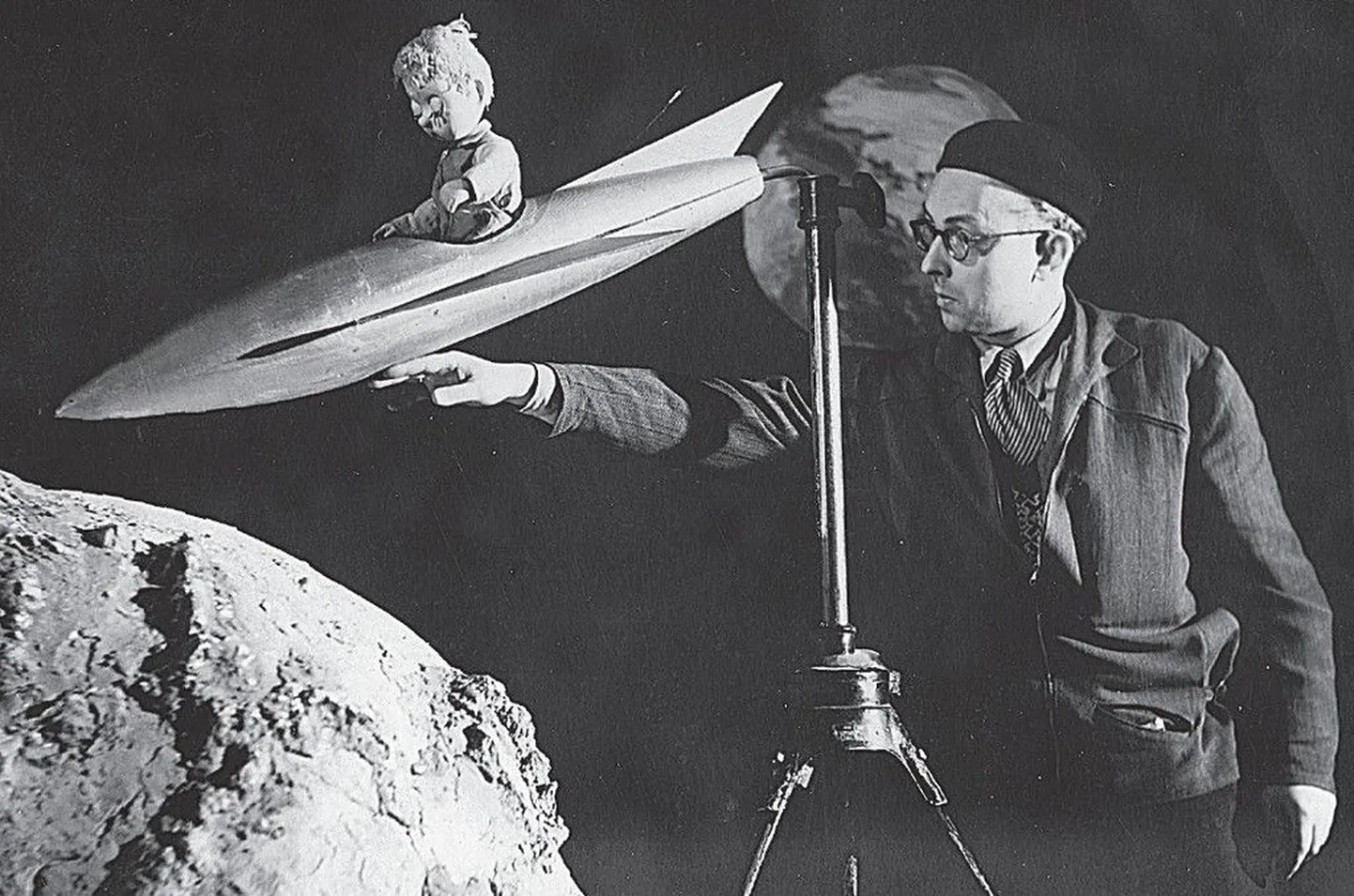 Eesti nukufilmi rajaja, kunstnik Elbert Tuganov annab 1958. aastal elu eesti esimesele nukufilmile «Peetrikese unenägu».