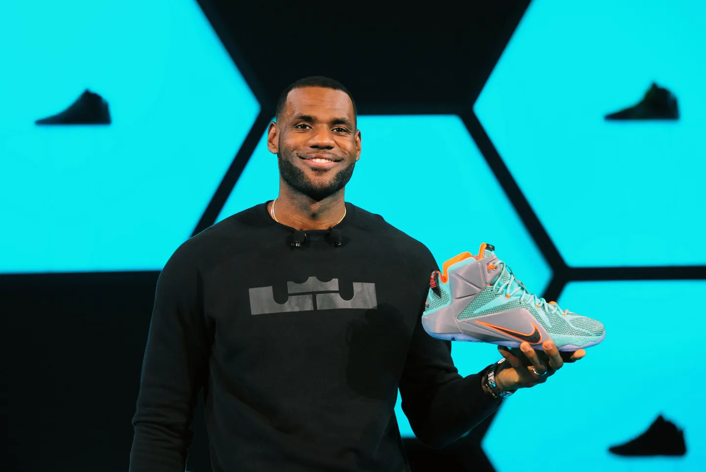 LeBron James endanimelisi Nike'i tosse tutvustamas.