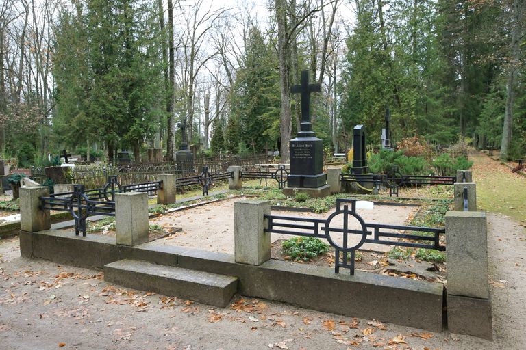 Могила богослова и фольклориста Якоба Хурта на кладбище Раади, Тарту.