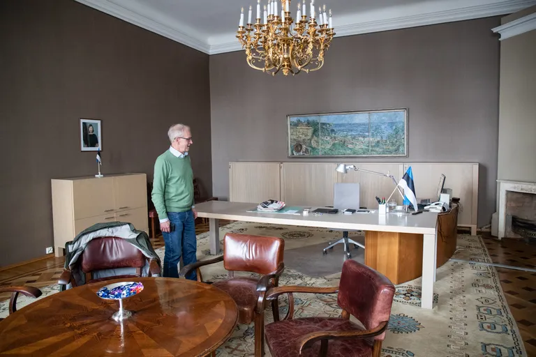 Eiki Nestor on riigikogu esimehena selles kabinetis töötanud viimased viis aastat. Esiplaanil olevad toolid pärinevad 1930. aastatest ning neis on kindlasti istunud president Konstantin Päts.
