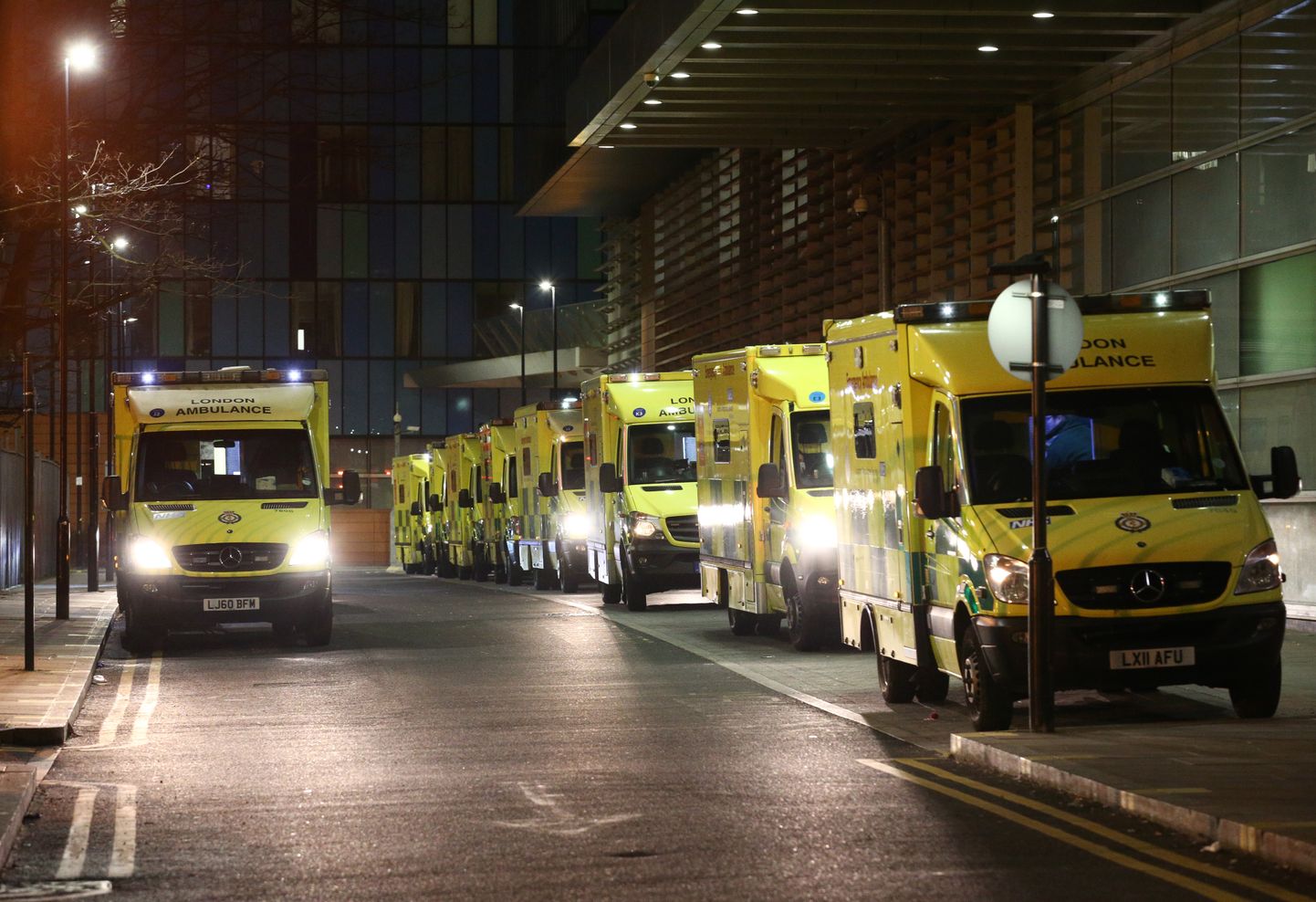 Kiirabiautode järjekord Londonis asuva haigla ees.
