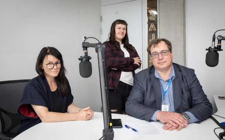 Kultuuriminister Heidy Purga, ajakirjanik Andrus Karnau ja tavapärane saatejuht Tuuli Põhjakas