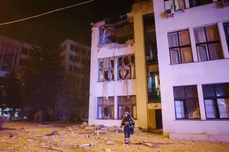 Прямое попадание авиабомбы повредило три этажа в Госпроме