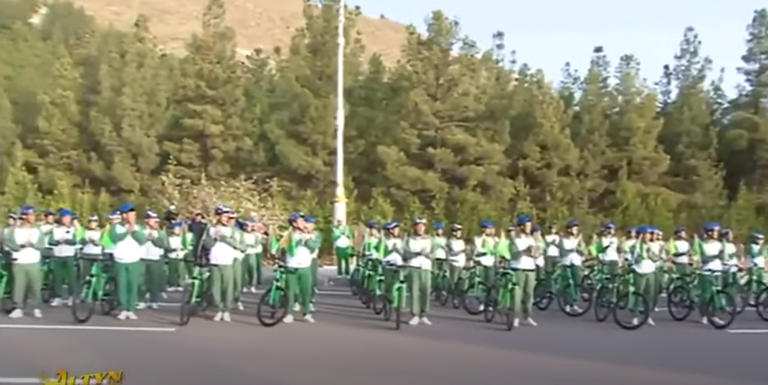Kaader videost. Türkmenistani president Gurbanguly Berdimuhammedow korraldas 8. aprillil jalgrattasõidu ja etenduse.