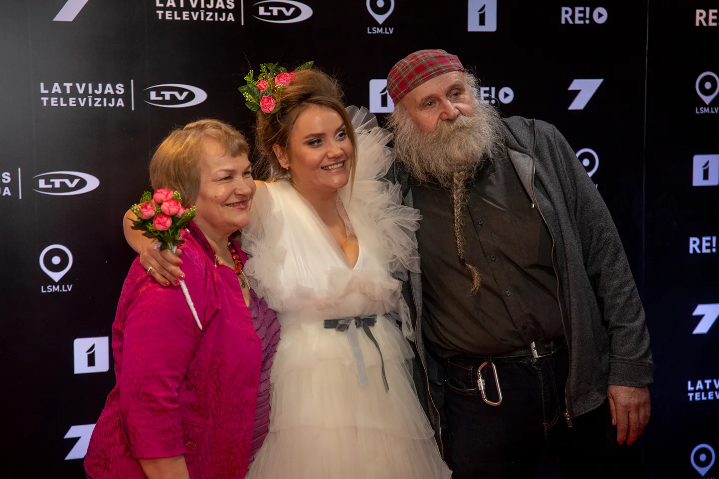 "Supernovas" zvaigznes mirdz uz sarkanā paklāja