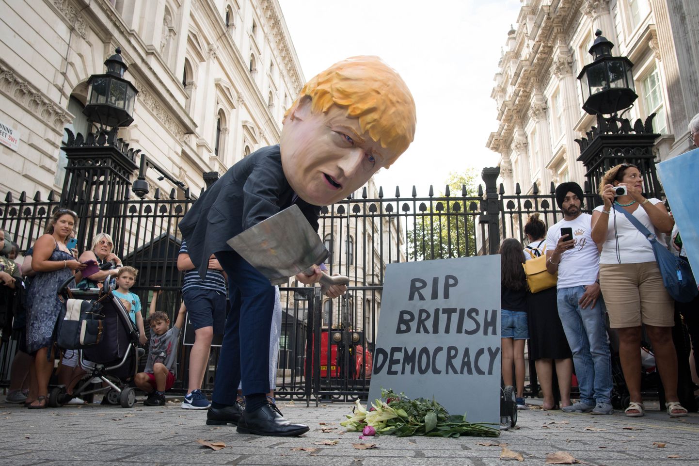 Boris Johnsoni maski kandev meeleavaldaja ning Briti demokraatia «hauaplaat».