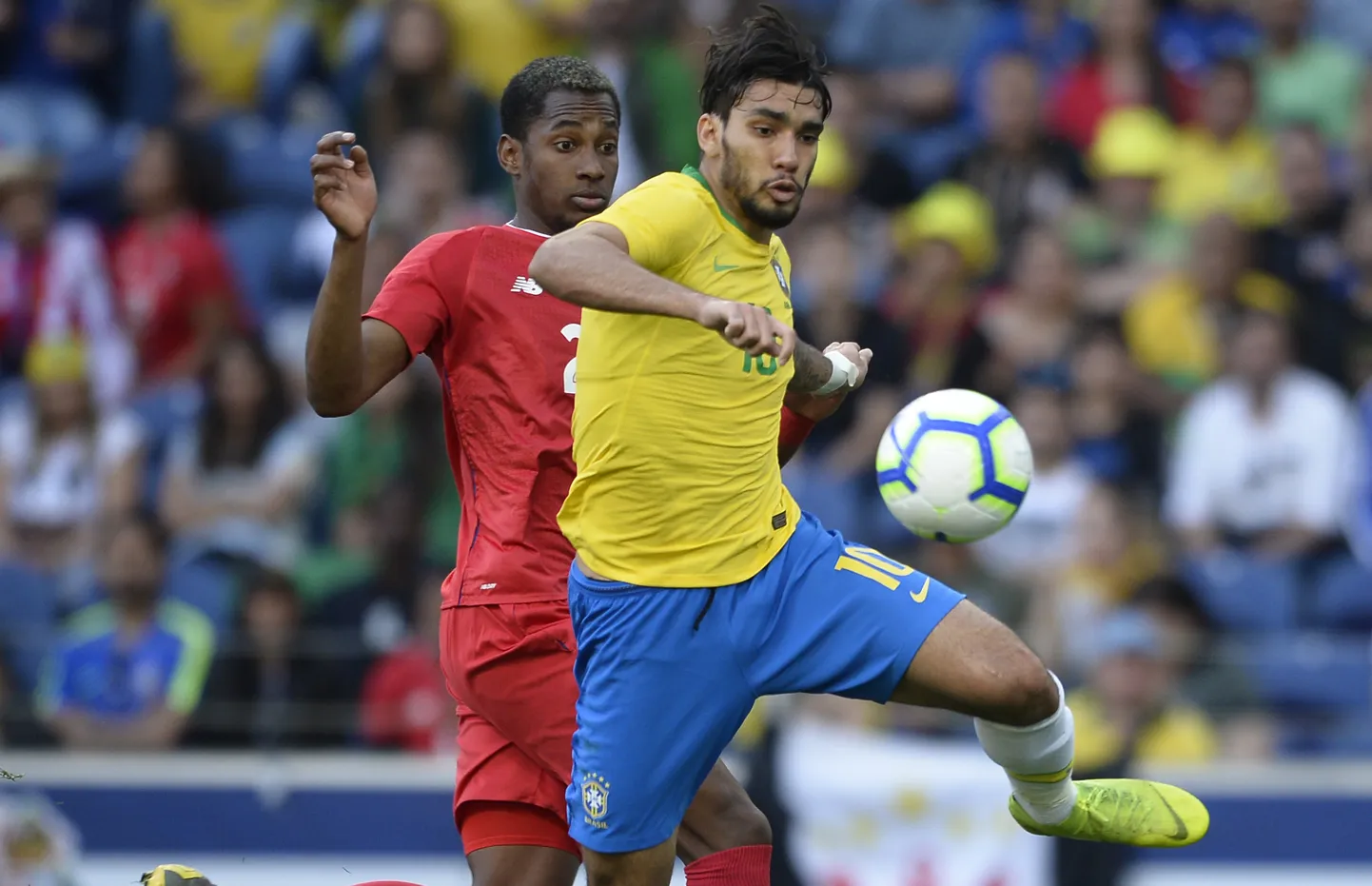 Brasiilia poolkaitsja Lucas Paqueta.