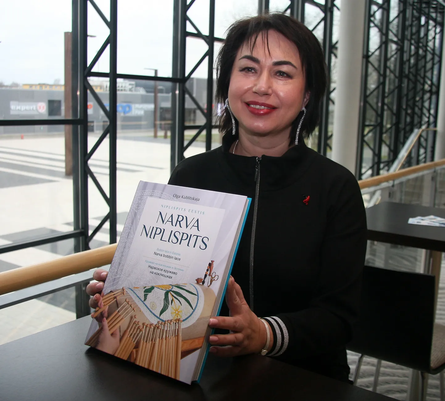 Три года назад Ольга Кублицкая презентовала в Йыхви свою книгу, рассказывающую о том, как появилось и развивается искусство кружевоплетения в Европе и нашей стране, а сейчас покажет новую коллекцию кружева.