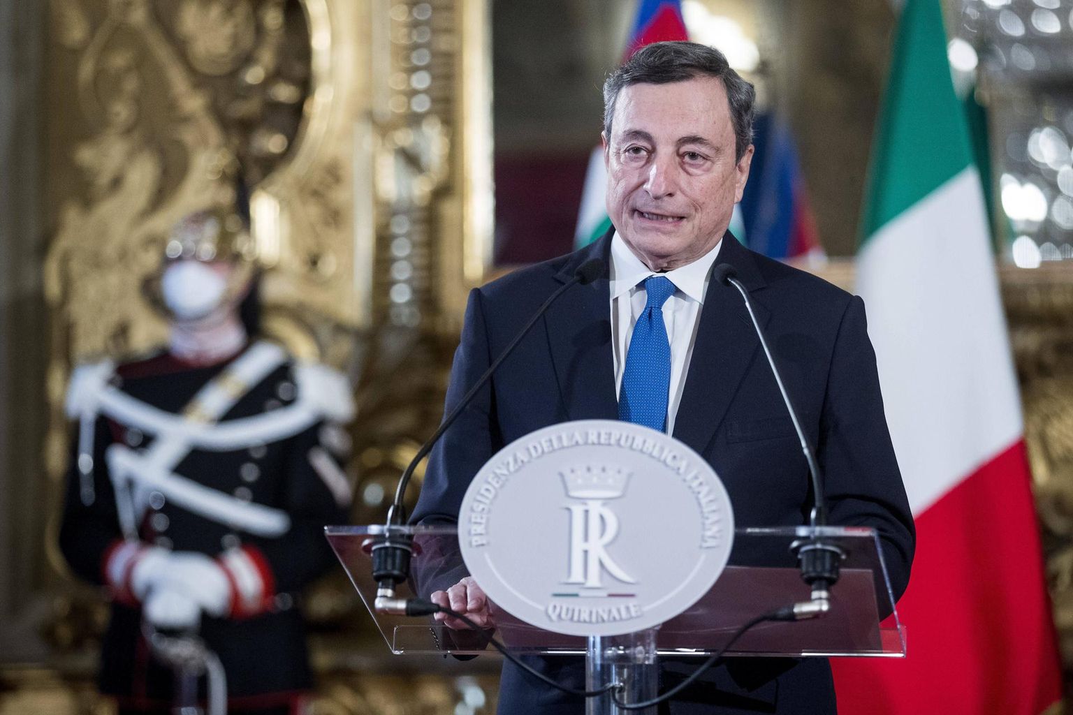 Mario Draghi soostus võtma enda kanda Itaalia peaministri rolli ja moodustama tehnokraatlikku valitsust, kuid ametis edukaks osutumiseks peab ta õppima navigeerima raskesti mõistetaval Itaalia poliitmaastikul. 