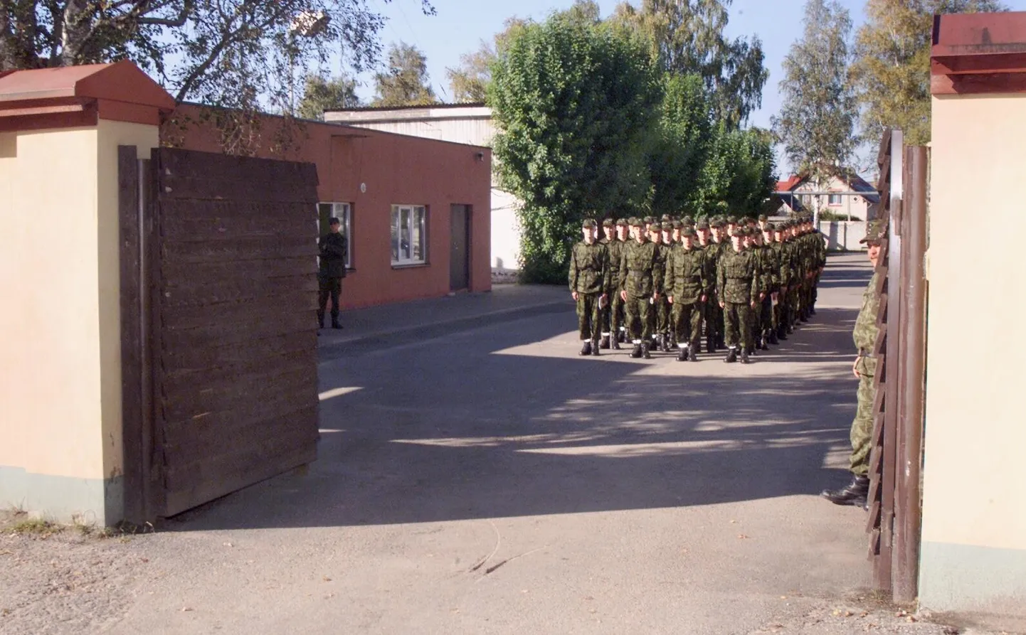 Oktoobri algus 2003. Veel võib muretult laulda: “Me leegion sammub ja kindel on ta rüht ...”