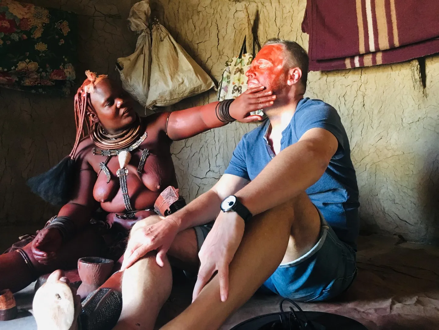 Himba naine tegi Andresele oma punase saviga kaunistava võide.