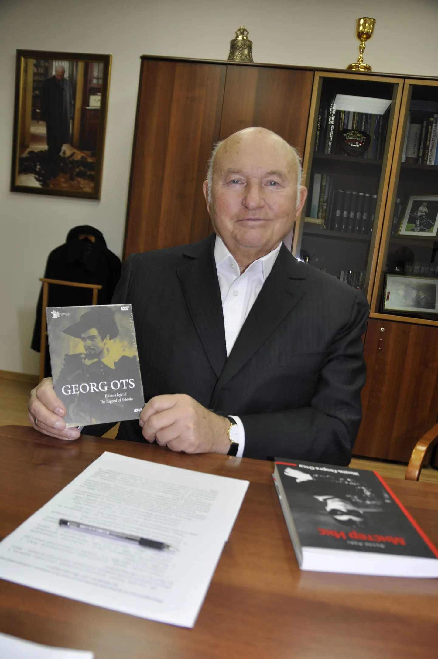 Postimees подарил Юрию Лужкову, преданному поклоннику Георга Отса, биографическую книгу о нем и DVD  с его ариями.