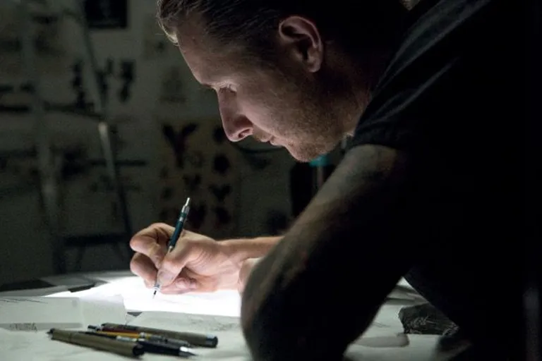 Scott Campbell Hennessy Very Special Limited Edition pudeli kujundust loomas