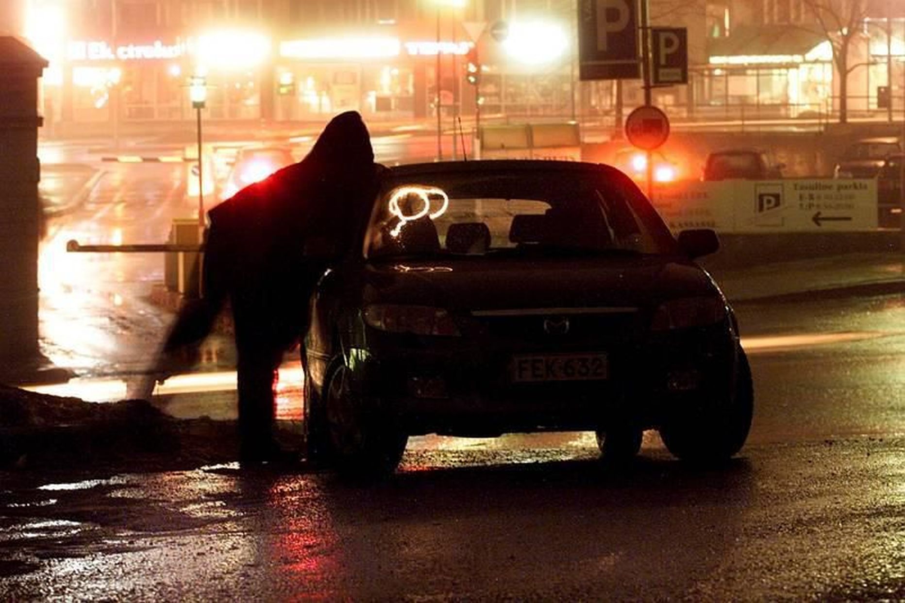 Autovargus õhtuses linnas. Foto on illustratiivne.