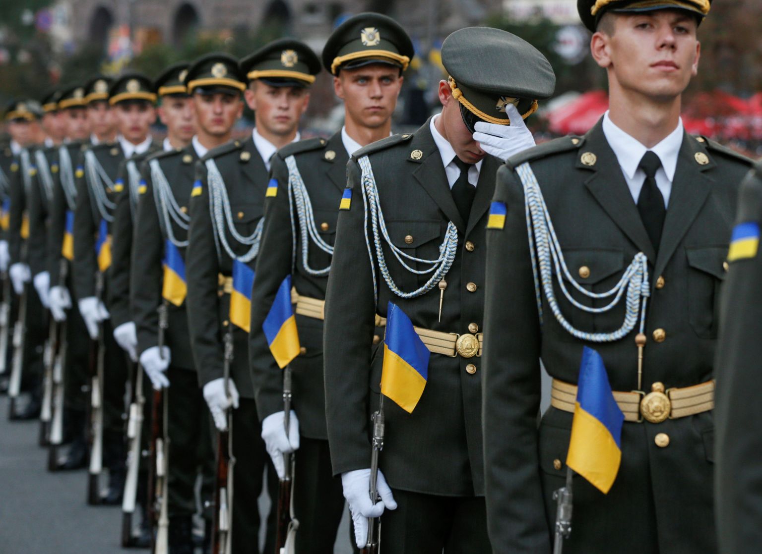 Ukraina sõjaväelased paraadi ootel.