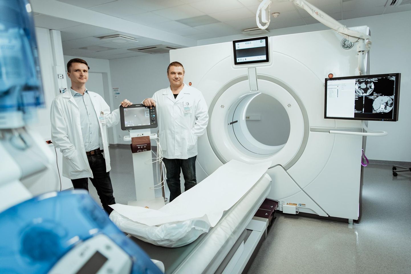 Pärnu haigla meditsiinitehnoloogia teenistuse juhataja Joosep Kepler (vasakul) ja radioloogiateenistuse juht doktor Aadu Simisker näitasid uusimat abilist, kompuutertomograafi, mis toob inimese südame arvutiekraanil nagu peopesale.