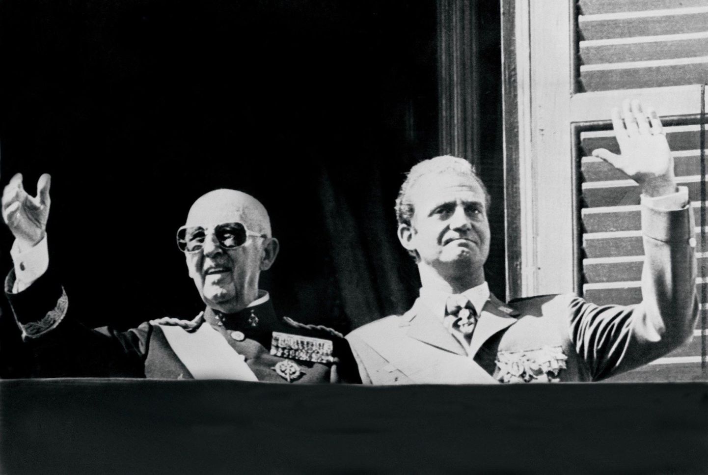 Hispaania diktaator Francisco Franco (vasakul) ja prints Juan Carlos 1975. aasta oktoobris tervitavad Madridis rahvast. Kuu hiljem Franco suri ning tema otsusel kerkis Juan Carlos kuningaks, algatades riigis demokratiseerimise. 