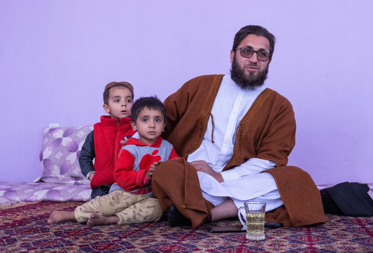 Kabuli ühe mošee imaam Abdul Samad kutsus Postimehe ajakirjanikud peale palvust enda juurde teed jooma. Imaam koos oma poegadega, viieaastane Habib (eespool) ja kolmene Osman.