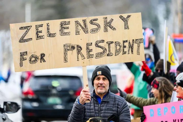 Протестующий с плакатом «Зеленского в президенты»