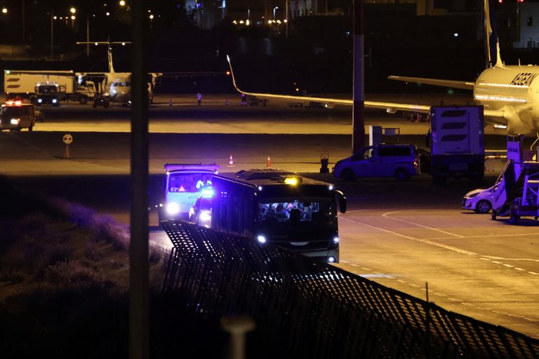 Пассажиры самолета авиакомпании Ryanair едут в автобусе после посадки в международном афинском аэропорту Элефтериос Венизелос после угрозы взрыва в воздухе, на окраине Афин, Греция, 22 января 2023 года. REUTERS