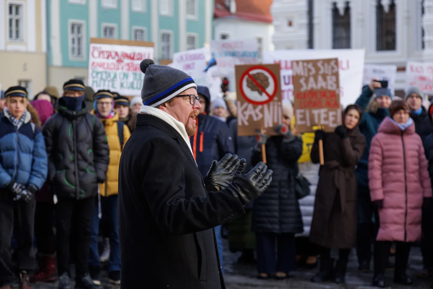 В январе 2024 года состоялась забастовка работников образования. Глава Эстонского союза работников образования Ремо Вольтри заявил, что они стремятся к мирному урегулированию, но забастовка не исключена.