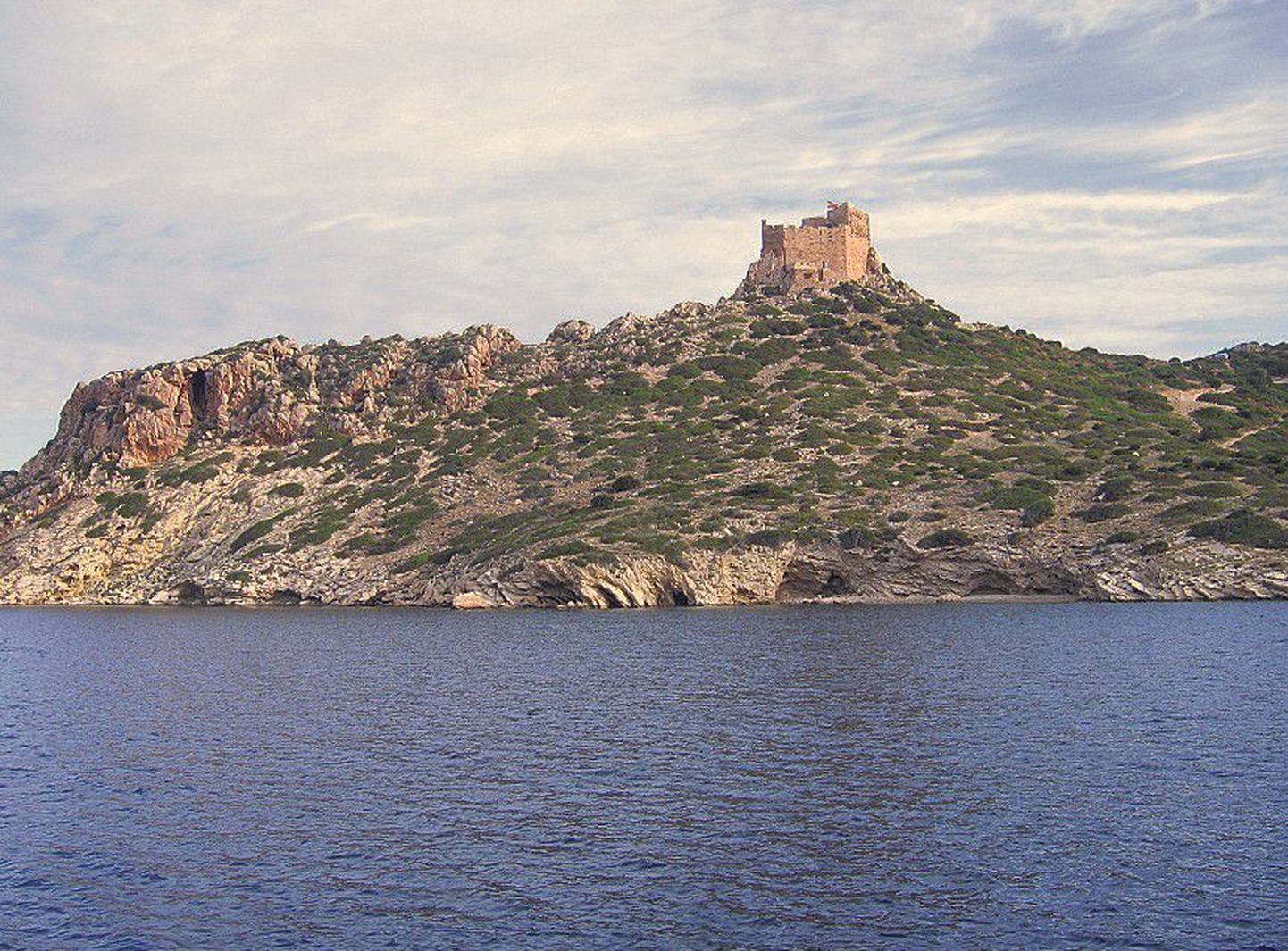 Vaated Vahemerelt: kivine saar ja kivikindlus.