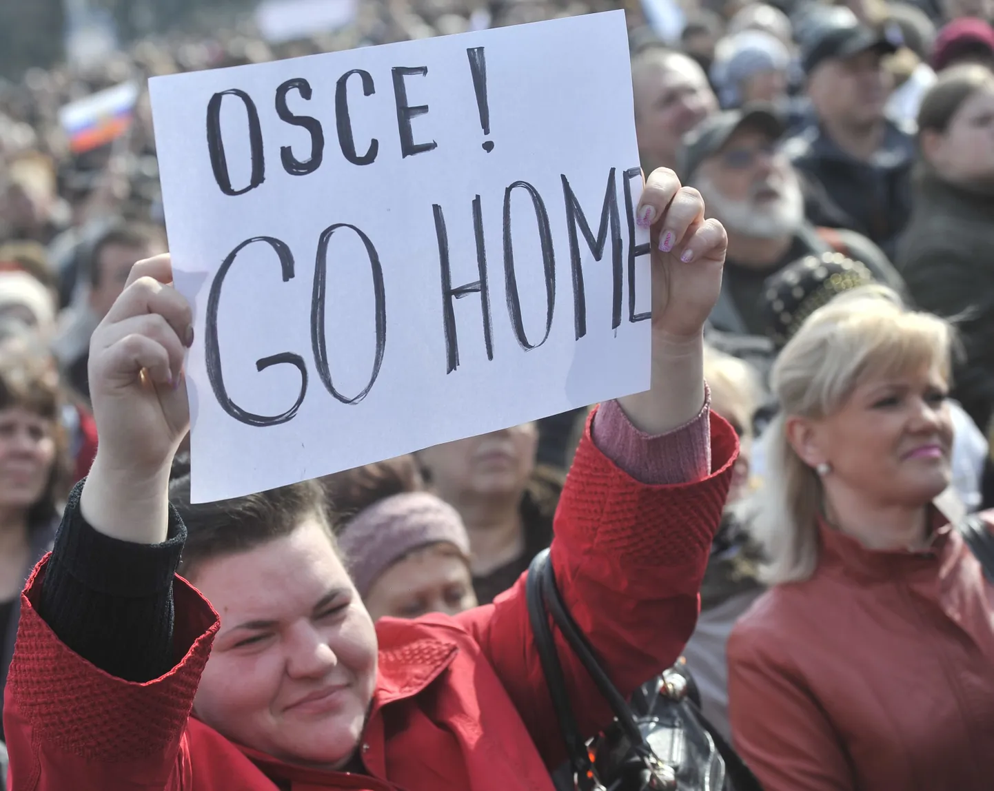 Meeleavaldaja venemeelsete separatistide korraldatud demonstratsioonil Ida-Ukrainas 2014. aasta kevadel