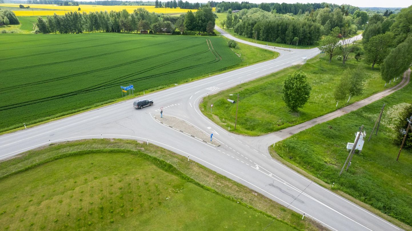Viljandi ja Tartu vahelisel maanteel pidanuks tänavu uuenema 360 meetri pikkusel lõigul Uusna ja Tusti (esiplaanil) ristmik, kuid nüüd on uus lootus järgmisel aastal.