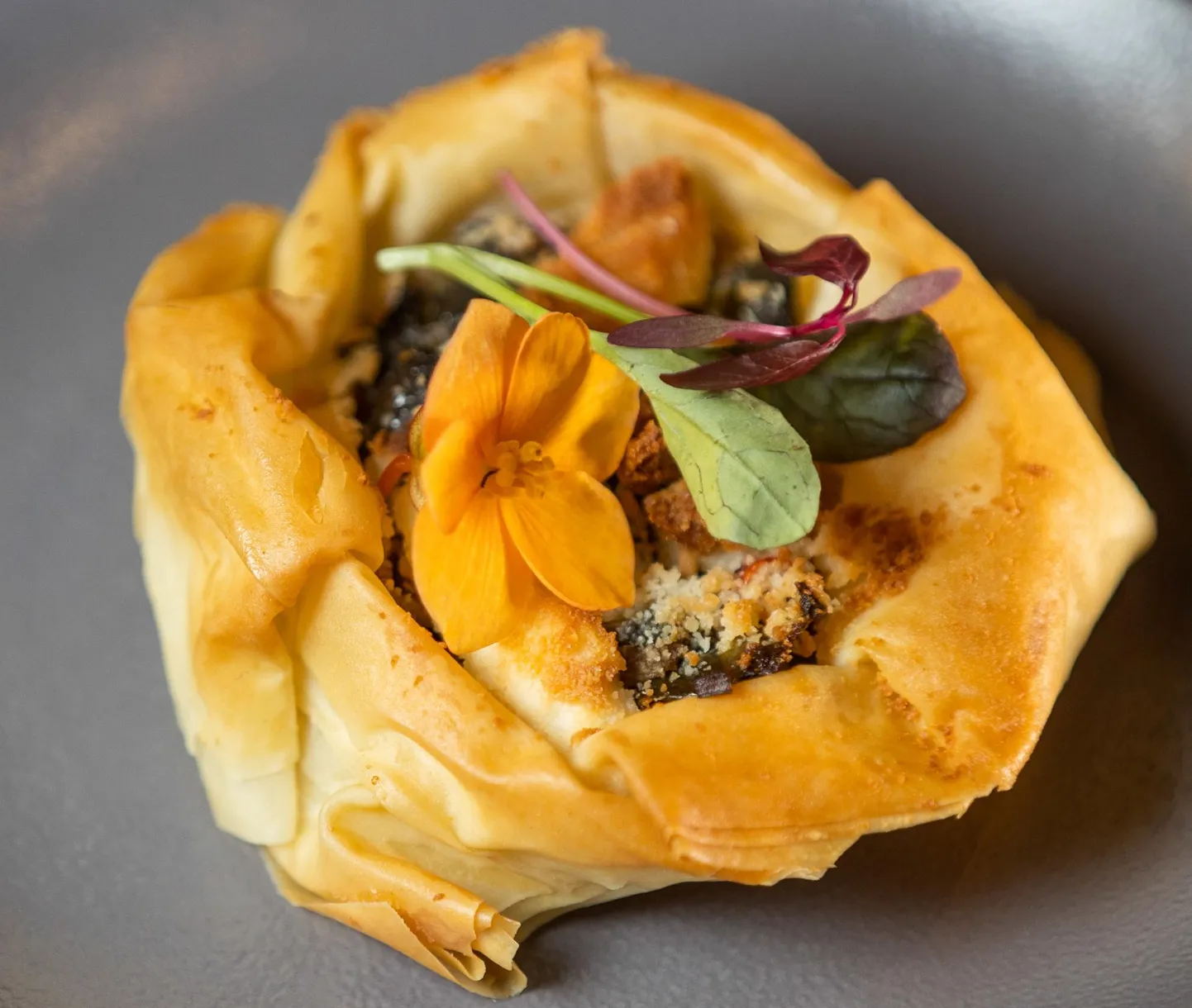 Prantuspärase hautise ratatouille` ja kitsejuustuga täidetud filotainapirukas. FOTO: Tairo Lutter