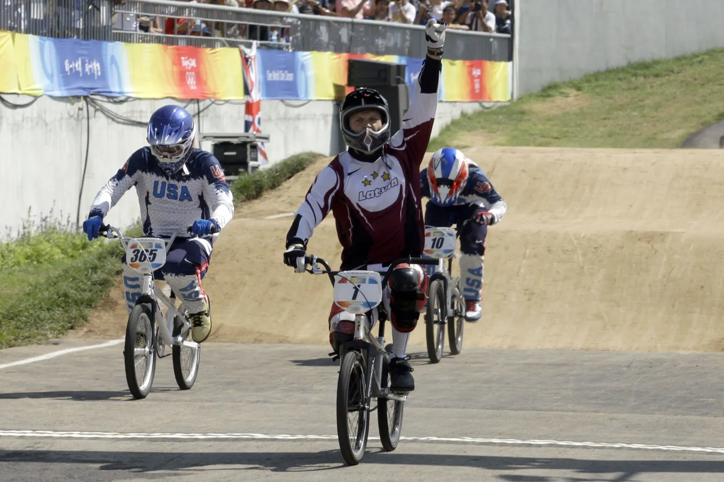 Lätlane Maris Strombergs (esiplaanil) on BMX krossis kahekordne olümpiavõitja