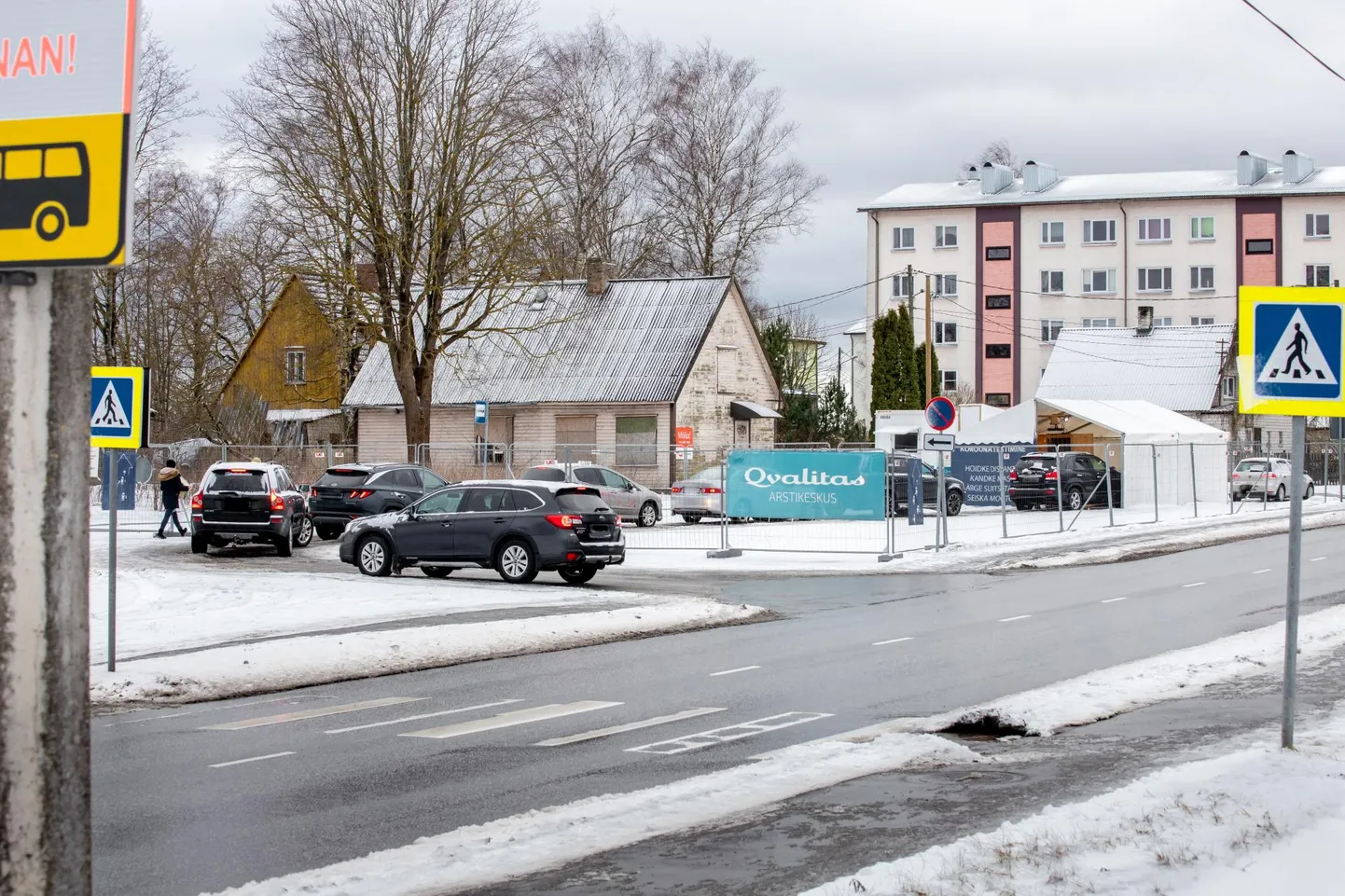 Pisut peale keskpäeva oli testimisele tulnud inimeste autodest moodustunud järjekord.
