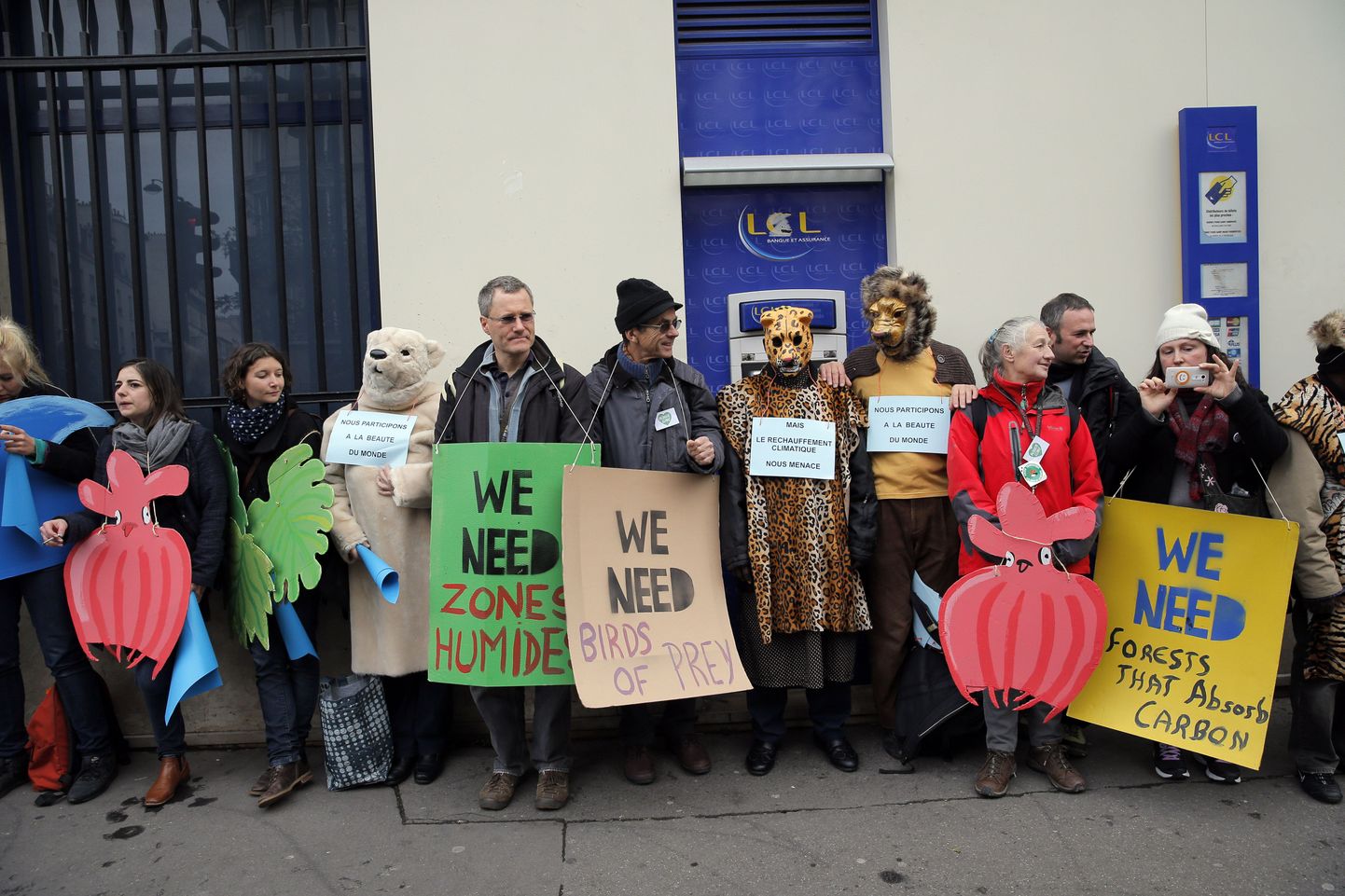 Loomakostüümides keskkonnaaktivistid Pariisis.