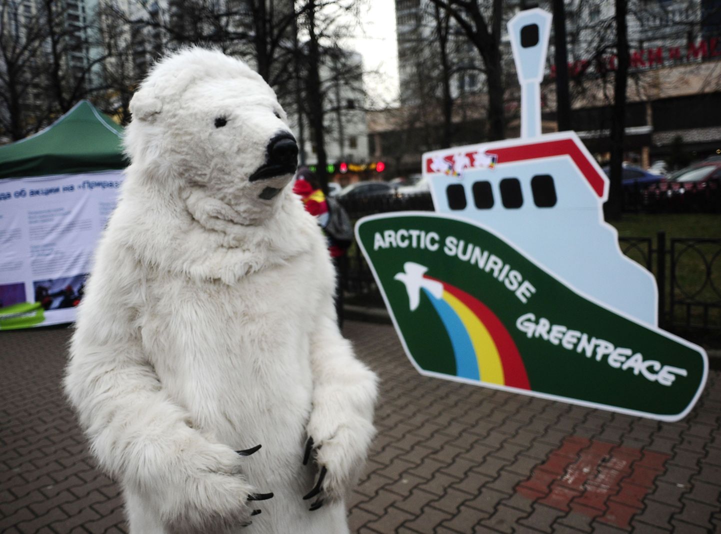 Jääkaru kostüümi kandev Greenpeace'i aktivist Moskvas Arctic Sunrise'i liikmete toetuseks korraldatud aktsioonil.
