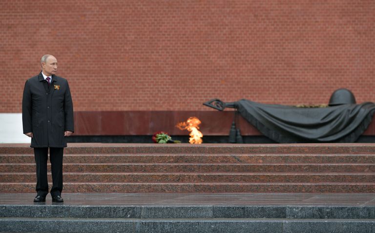 Владимир Путин возложил цветы к Вечному огню